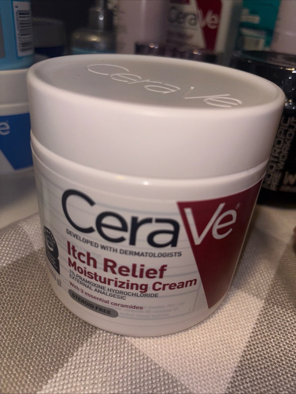 rave Moisturizing Cream Jar - White with Red Accent